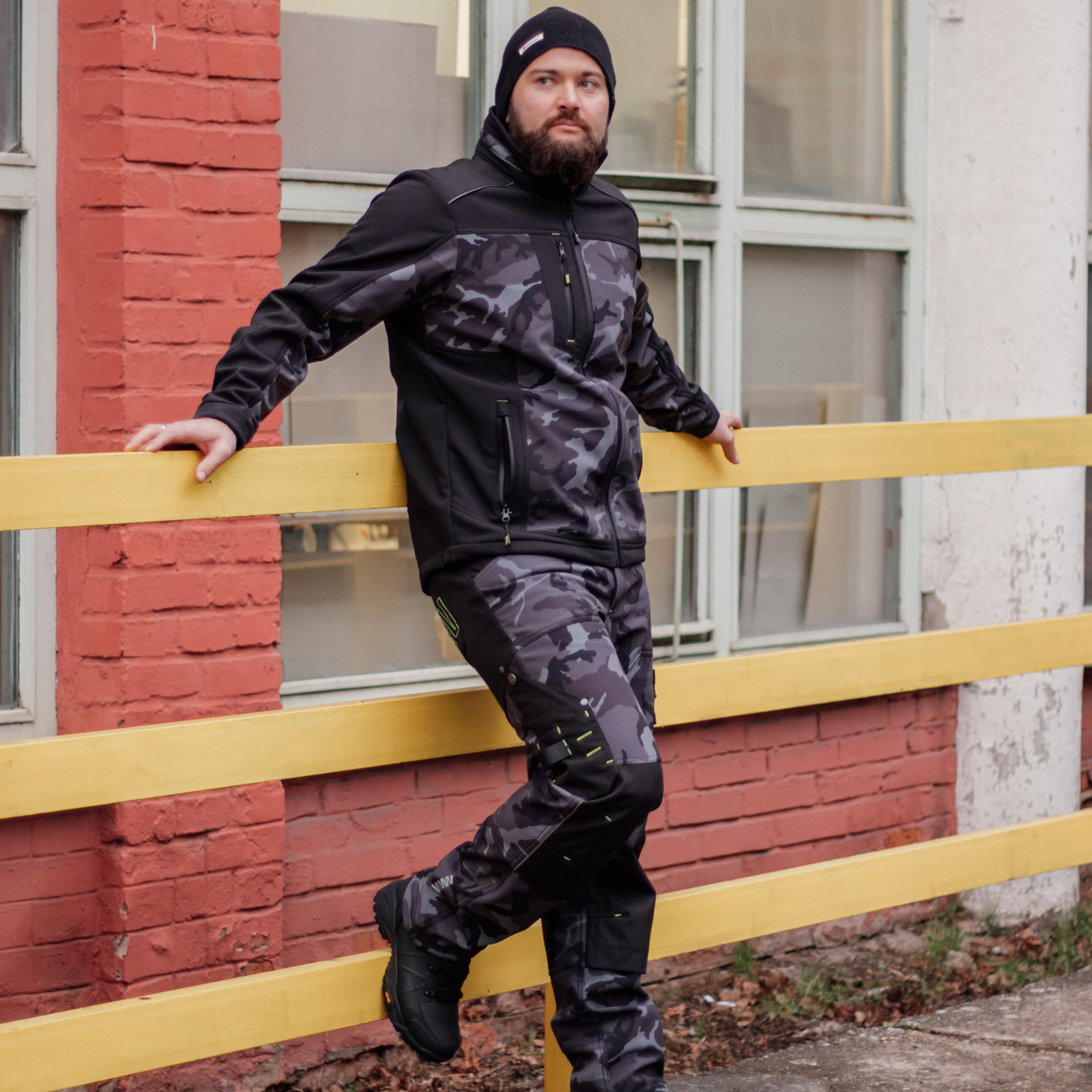 207879_0747130062_CAMOS_Trousers_blackgrey_mood1.png