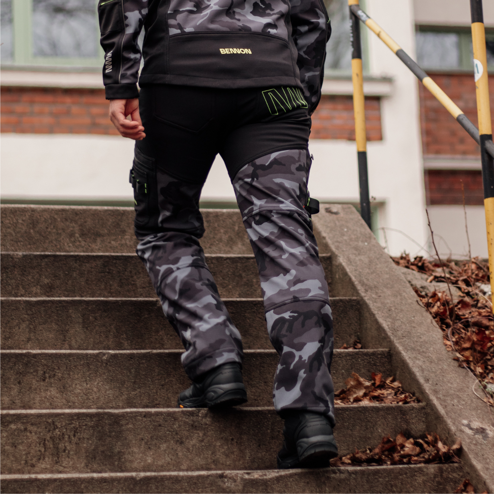 207881_0747130062_CAMOS_Trousers_blackgrey_mood2.png